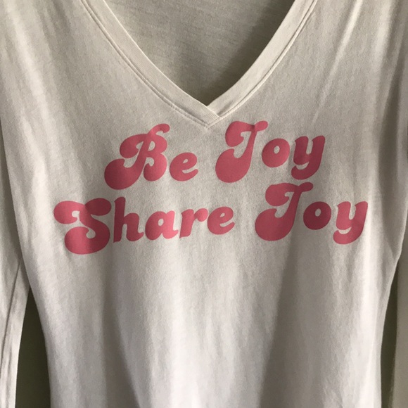 C&C Women’s “Be Joy Share Joy” Graphic V-Neck Top - Picture 2 of 5